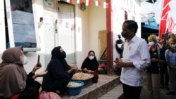 Presiden Joko Widodo berbincang dengan para warga dalam kunjungannya ke Tarakan, Kalimantan Utara, untuk mengecek program vaksinasi di wilayah tersebut pada 19 Oktober 2021. (Foto: Reuters/Willy Kurniawan)