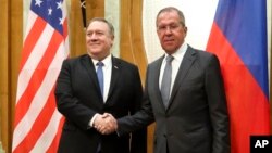 Menlu AS Mike Pompeo (kiri) dan Menlu Rusia Sergey Lavrov (foto: dok).