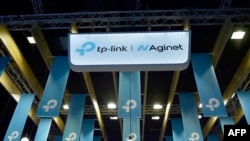 Logo kompanije TP-Link koja proizvodi kompjutersku opremu i logo njene podružnice Aginet, čiji su proizvodi namijenjeni pružaocima internet usluga, na Svjetskom mobilnom kongresu u Barceloni, 28. februara 2023. (Foto: AFP/Pau Barrena)