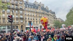 Ribuan pekerja mengikuti Pawai Hari Buruh Internasional di Paris, Sabtu, 1 Mei 2021. (Foto: Lisa Bryant/VOA)