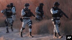 Pripadnici meksičke Nacionalne garde patroliraju duž meksičko-američke granice u Sijudad Huaresu, 5. februara 2025.