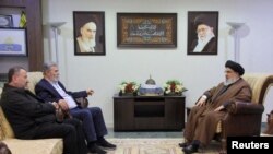 Pemimpin Hizbullah Lebanon Sayyed Hassan Nasrallah, Sekjen Jihad Ziyad al-Nakhalah dan wakil pemimpin Hamas, Sheikh Saleh al-Arouri di lokasi yang tidak diketahui identitasnya dalam gambar selebaran yang dirilis 25 Oktober 2023. (Kantor Media/Handout Hizbullah via REUTERS)