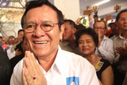 រូបឯកសារ៖ លោក កឹម សុខា អំឡុងពេលចូលរួមសមាជវិសាមញ្ញគណបក្សសង្គ្រោះជាតិ កាលពីថ្ងៃទី២ ខែមិនា ឆ្នាំ២០១៧។ (អូន ឆេងប៉រ/VOA)