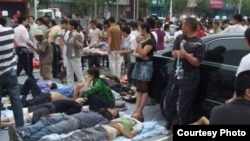 420雅安地震受伤民众等候救治。（网民提供）