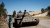(FILES) Seorang pemuda berjalan melewati tank yang hancur di dekat Debre Tabor, 6 Desember 2021. Pasukan Ethiopia dan Eritrea melancarkan serangan gabungan terhadap Front Pembebasan Rakyat Tigray (TPLF) di wilayah utara Tigray, 1 September 2022. (Solan Kolli / AFP)