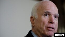 麦凯恩参议员2017年10月在一次新闻发布会上