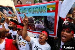 បាតុករ​ស្រែក​ពាក្យស្លោក​ក្នុង​ពេល​ធ្វើ​បាតុកម្ម​ដើម្បី​ប្រារព្ធ​ខួប​លើក​ទី​២​នៃ​រដ្ឋប្រហារ​យោធា​ឆ្នាំ​២០២១ របស់​មីយ៉ាន់ម៉ា នៅ​ខាង​ក្រៅ​ស្ថានទូត​មីយ៉ាន់ម៉ា​ក្នុង​ទីក្រុង​បាងកក ប្រទេស​ថៃ នៅ​ថ្ងៃទី១ ខែកុម្ភៈ ឆ្នាំ២០២៣។