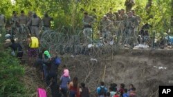 Policija Teksasa postavlja bodljikavu žicu na granici sa Meksikom (Foto: AP/Fernando Llano)