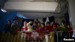 Anak-anak pengungsi di tempat perlindungan di kota terkepung Douma, Ghouta timur, dekat Damaskus, Suriah, 11 Maret 2018. (Foto: dok).