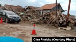Rumah warga di kawasan antai di Desa Kalianda Bawah, mengalami kerusakan. (foto courtesy: Citra Pitaloka)