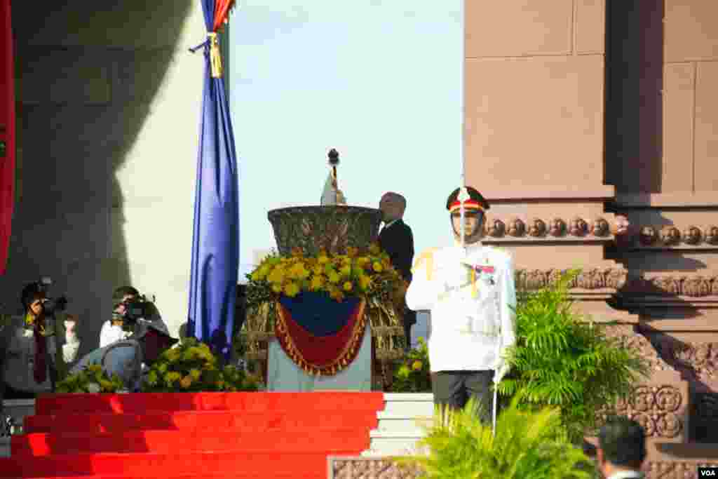King Norodom Sihamoni lights the victory flame in the Independent Monument to celebrate 65th anniversary of Independent Day on the 9th November, 2018.(Tum Malis/VOA)