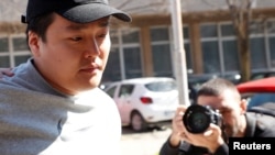 ARHIVA: Južnokorejski državljanin Do Kvon pred izlazak na sud (Foto: REUTERS/Stevo Vasiljevic)