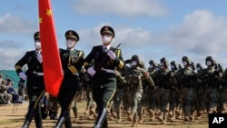 Tentara China berbaris ketika turut serta dalam latihan militer gabungan Vostok 2022 di sebuah lapangan tembak di timur Rusia, pada 31 Agustus 2022. (Foto: Russian Defense Ministry Press Service via AP/Vadim Savitsky)