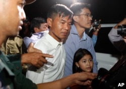 រូបភាពឯកសារ៖ អតីត​អ្នក​សារព័ត៌មាន​ពីរនាក់​របស់​វិទ្យុ​អាស៊ីសេរីគឺលោក អ៊ួន ឈិន និង​លោក​យាង សុធារិន្ទ បន្ទាប់​ពី​ត្រូវ​បាន​ដោះ​លែងឲបគ្នា​នៅពេល​ដែល​ពួកគេ​ចេញ​ពី​គុក​ព្រៃសកាលពី​ថ្ងៃទី​២១ សីហា ឆ្នាំ២០១៨។