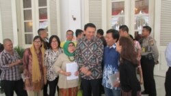Gubernur DKI Jakarta Basuki Tjahaja Purnama (Ahok) berfoto bersama warga masyarakat di Balai Kota Jakarta. (Foto: VOA/Andylala)