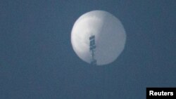 资料照片：在美国上空中飞行的据称中国间谍气球。