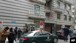 Orang-orang berkumpul di luar Kedutaan Besar Azerbaijan setelah serangan di Teheran, Iran, Jumat, 27 Januari 2023. (AP/Vahid Salemi)