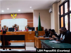 Suasana salah satu sidang kasus makar dengan terdakwa Victor Yeimo di PN Jayapura.(Foto: LBH Papua/EG)