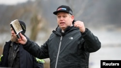 Pemimpin Partai ekstrem kanan asal Denmark, Rasmus Paludan, membakar Al-Qur'an di luar Kedutaan Besar Turki di Stockholm, Swedia, Sabtu, 21 Januari 2023. (Foto: Fredrik Sandberg/TT News Agency/via REUTERS)