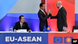 Presiden Dewan Eropa Charles Michel (kanan), berbicara dengan Presiden Indonesia Joko Widodo (tengah), saat upacara pembukaan KTT UE-ASEAN di Brussel, Rabu, 14 Desember 2022. (AP/Geert Vanden Wijngaert)