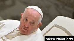 Paus Fransiskus menghadiri temu jemaah mingguan di aula Paulus VI di Vatikan, 8 Februari 2023. (Foto: Alberto Pizzoli/AFP)
