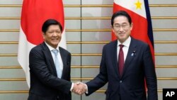 Presiden Filipina Ferdinand Marcos Jr., kiri, berjabat tangan dengan Perdana Menteri Jepang Fumio Kishida sebelum pembicaraan mereka di kediaman resmi perdana menteri di Tokyo, Kamis, 9 Februari 2023. (Foto: via AP)