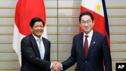 日本首相岸田文雄在东京会晤到访的菲律宾总统小马科斯. (2023年2月9日)