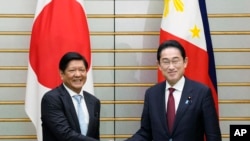日本首相岸田文雄在东京会晤到访的菲律宾总统小马科斯. (2023年2月9日)