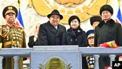 Pemimpin Korea Utara Kim Jong Un, kiri tengah, dan putrinya menghadiri parade militer untuk memperingati 75 tahun berdirinya Tentara Rakyat Korea di Pyongyang, Korea Utara, 8 Februari 2023. (Foto: KCNA via AP)