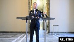 Menteri Luar Negeri Pekka Haavisto dalam konferensi pers di Gedung Parlemen di Helsinki, Finlandia, 24 Januari 2023. (Lehtikuva/Vesa Moilanen via REUTERS)