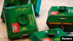 Kotak sedekah dengan kode QR untuk pembayaran digital terlihat setelah salat Jumat di masjid Istiqlal di Jakarta, 14 Februari 2020. (Foto: REUTERS/Willy Kurniawan)