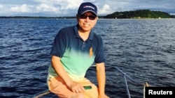 资料照:2015年8月23日,美籍华人李凯在纽约州长岛海湾钓鱼。中国当局自2016年一直拘押李凯。