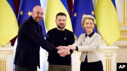 欧洲理事会主席米歇尔(左)和欧盟委员会主席冯德莱恩(右)在基辅出席第24届欧盟-乌克兰峰会，并同乌克兰总统泽连斯基(中)会面。(2023年2月3日)