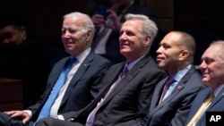 资料照片：拜登总统与时任众议院议长的麦卡锡以及众议院少数党领袖杰弗里斯和众议院多数党领袖斯卡利斯在国会大厦参加国家祈祷早餐会。(2023年2月2日)