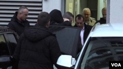 ARHIVA - Privođenje bivšeg specijalnog tužioca Saše Čađenovića (Foto: VOA, Jovo Radulović)