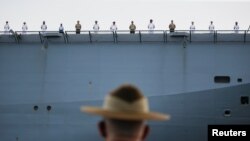 澳大利亚一艘军舰上的军人。（路透社2021年资料照）