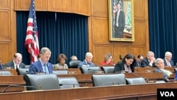 美国众议院金融服务委员会举行“抗击来自中国的经济威胁”听证会。(2023年2月7日，美国之音锺辰芳拍摄）
