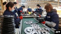 中国安徽淮北的一家工厂工人在铝制品生产线上工作。（2023年1月31日）