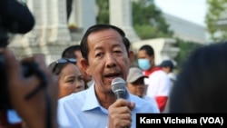 រូបឯកសារ៖ លោក រ៉ុង ឈុន ប្រធាន​សហភាព​សហជីព​កម្ពុជា និង​ជា​ទី​ប្រឹក្សា​របស់​សមាគម​គ្រូ​បង្រៀន​កម្ពុជា​ឯករាជ្យ​កំពុង​ថ្លែង​មុន​ដង្ហែ​ធម្មយាត្រា នៅ​ថ្ងៃទី១ ខែកុម្ភៈ ឆ្នាំ២០២៣។ (កាន់ វិច្ឆិកា/វីអូអេ)