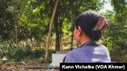 អ្នកស្រី សោម សុវ៉ាន់ ​ស្ត្រី​​រង​អំពើហិង្សា​ពីស្វាមី កំពុង​អង្គុយ​​រៀបរាប់​នៅ​ផ្ទះ​របស់​ប្អូនស្រី​អ្នកស្រី​ក្នុង​ខេត្តកំពង់​ឆ្នាំង កាលពី​​​ថ្ងៃទី​ ២៥ ខែ​ធ្នូ​ ឆ្នាំ​ ២០២២។ (កាន់ វិច្ឆិកា/វីអូអេ)