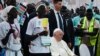 Paus Francis (C-R), duduk di kursi roda di Freedom Hall di Juba, Sudan Selatan, pada 4 Februari 2023. (Foto: AFP)