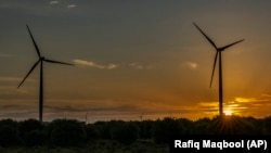 Ladang turbin angin di distrik Anantapur, Andhra Pradesh, India, saat matahari terbenam, 14 September 2022. (Foto: Rafiq Maqbool/AP Photo)