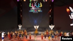 សិល្បករ​កម្ពុជា​សម្តែង​ក្នុង​ពិធី​​ផ្ទេរ​​តំណែងដល់​កម្ពុជា​ជា​ម្ចាស់​ផ្ទះ​ស៊ីហ្គេម​ឆ្នាំ​២០២៣ នៅ​ប្រទេស​វៀតណាម​កាល​ពី​ឆ្នាំ​២០២២។