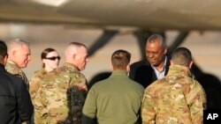 Sejumlah anggota militer AS menyambut kedatangan Menteri Pertahanan AS Lloyd Austin di Pangkalan Udara Osan di Pyeongtaek, Korea Selatan, pada 30 Januari 2023. (Foto: AP/Lee Jin-man)