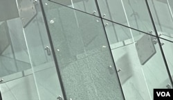 香港西九龙裁判法院大楼一幅玻璃幕墙怀疑被人射击破裂，满布裂痕 (美国之音/汤惠芸)