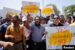 Demonstran serikat pekerja meneriakkan slogan-slogan menentang Presiden Ranil Wickremesinghe dalam aksi protes kenaikan Pajak Penghasilan Pribadi di tengah krisis ekonomi di Kolombo, Sri Lanka 8 Februari 2023. (REUTERS/Dinuka Liyanawatte)
