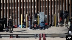 Migranti uz američko-meksičku granicu u Sijudad Huarezu u Meksiku, 8. januara 2023.
