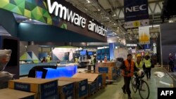 ARHIVA - Ludi prolaze pored štanda kompanije ViEmver na Svetskom mobilnom kongresu u Barseloni, u Španiji, 20. februara 2016.