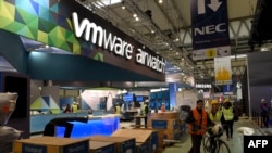Logo kompanije "VMWare" fotografisan na Svjetskom mobilnom kongresu u Barseloni, 20. februara 2016. godine.
