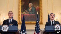 Državni sekretar Entoni Blinken i generalni sekretar NATO-a Jens Stoltenberg govore na konferenciji za novinare posle sastanka u Stejt departmentu u Vašingtonu. 8. februar 2023. (Foto: AP/Jacquelyn Martin)